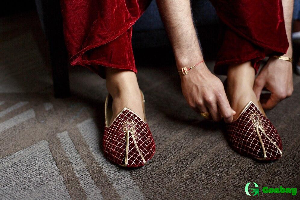 Indian footwear reflects centuries of tradition, art and craftsmanship. Each pair carries a story intertwined with the culture and heritage of India. Let’s delve into the past and trace how it has evolved over the centuries.